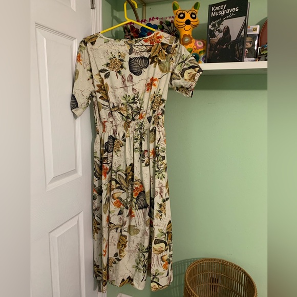 Beautiful Beige dress with exotic leaf decoration. - Picture 2 of 4